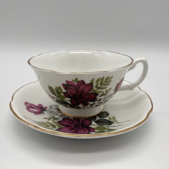 ROYAL GRAFTON Bone China Tea Cup & Saucer Red Roses & White Flowers W/ Gold Trim - Picture 1 of 10